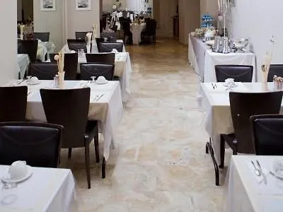 ***  Hotel Lebron Paris France