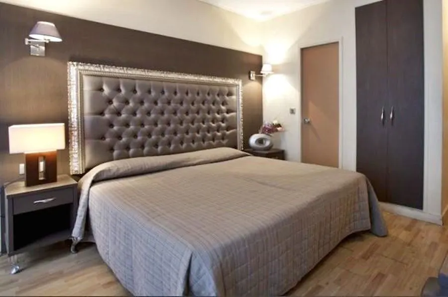 ***  Hotel Lebron Paris France