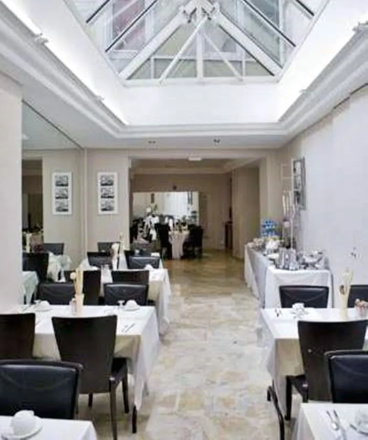 ***  Hotel Lebron Paris France