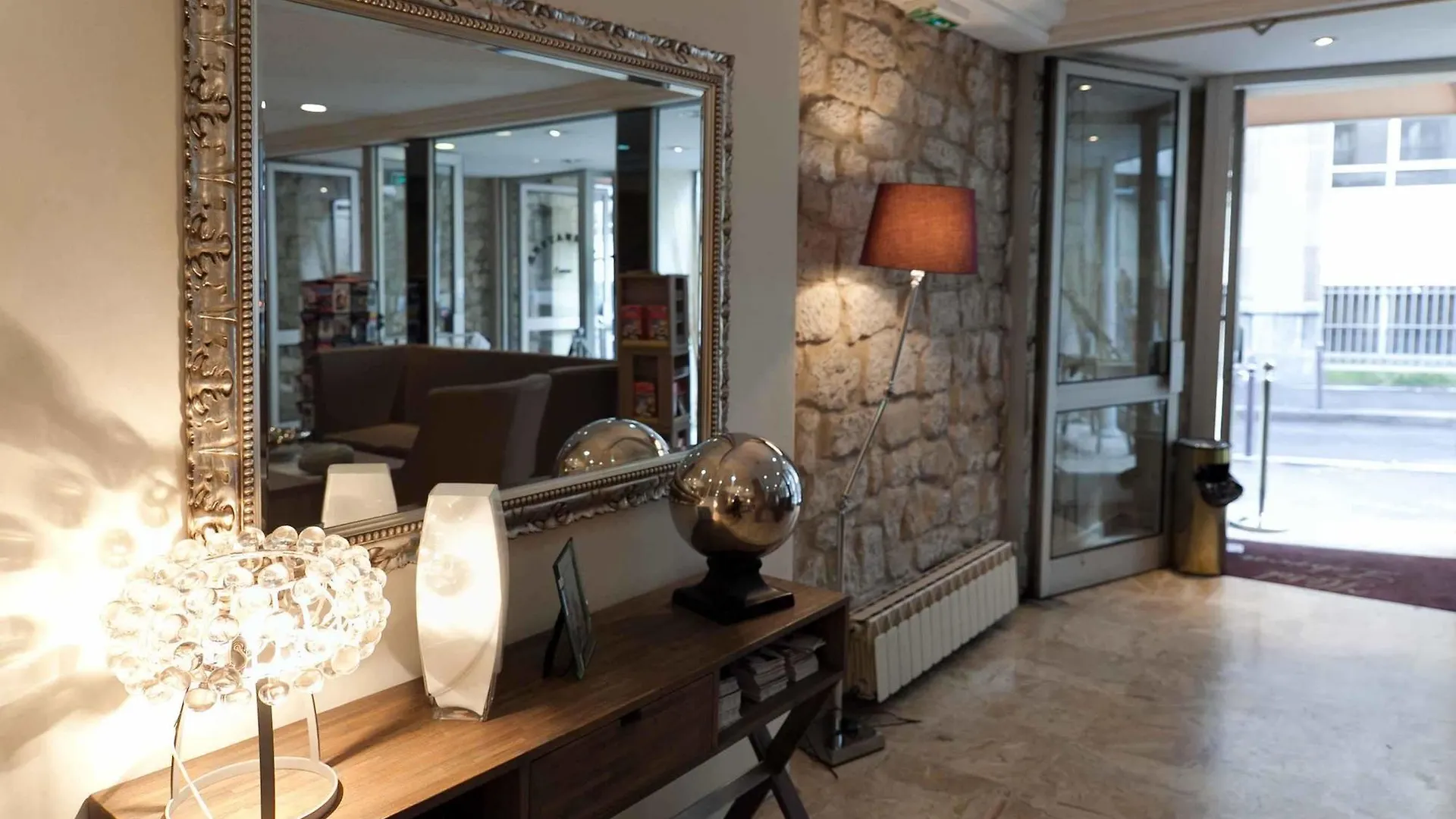 ***  Hotel Lebron Paris France