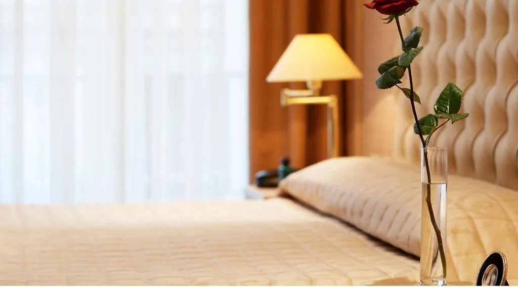 ***  Hotel Lebron Paris France